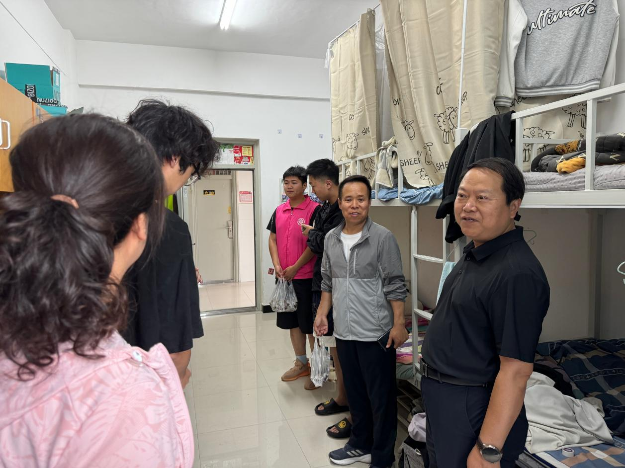 粽香满校园 慰问暖人心丨校领导深入kaiyun登录中国入口登录学生宿舍进行端午节日慰问